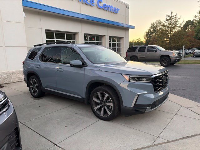 Used 2025 Honda Pilot Touring image 4