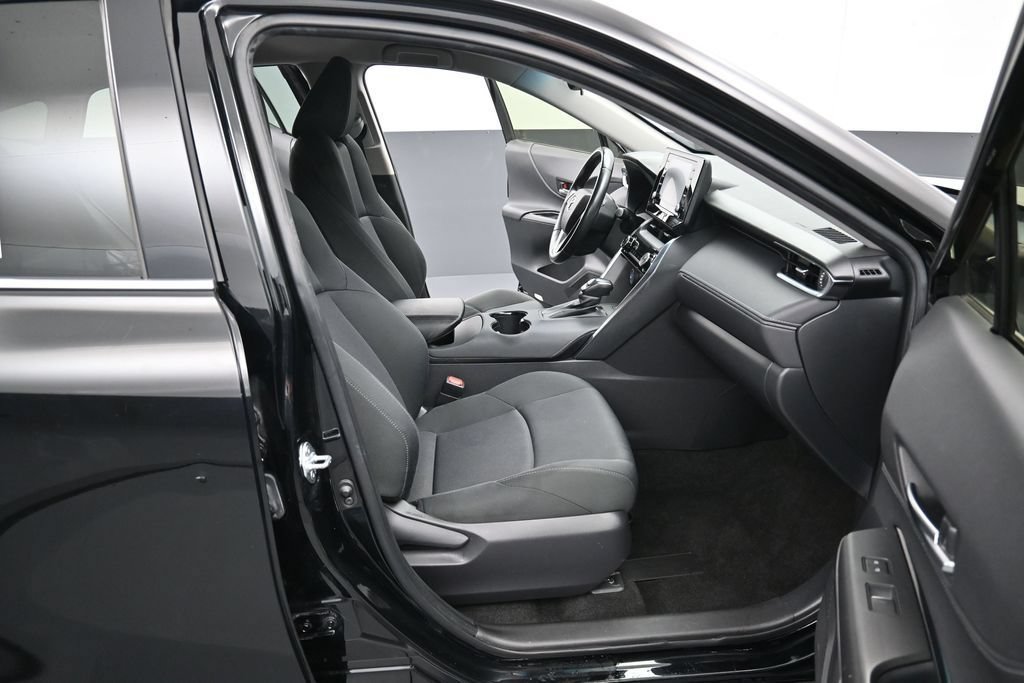 Certified 2021 Toyota Venza LE w/ Carpet Mat Package (TMS) AWD/4WD image 33