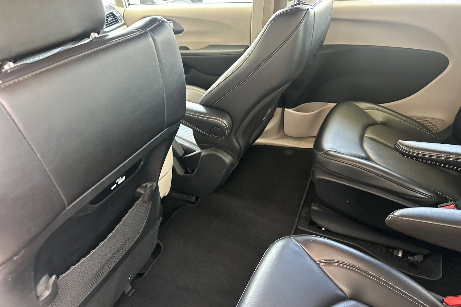 Used 2023 Chrysler Pacifica Touring-L FWD image 12