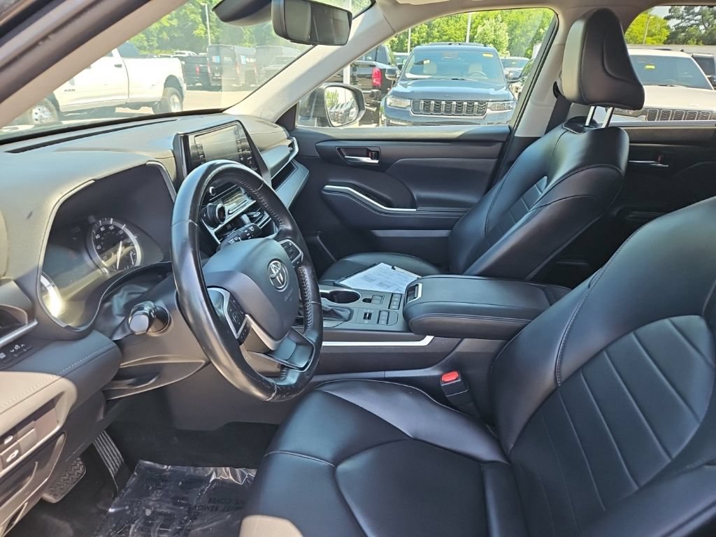 Used 2022 Toyota Highlander XLE AWD/4WD image 16