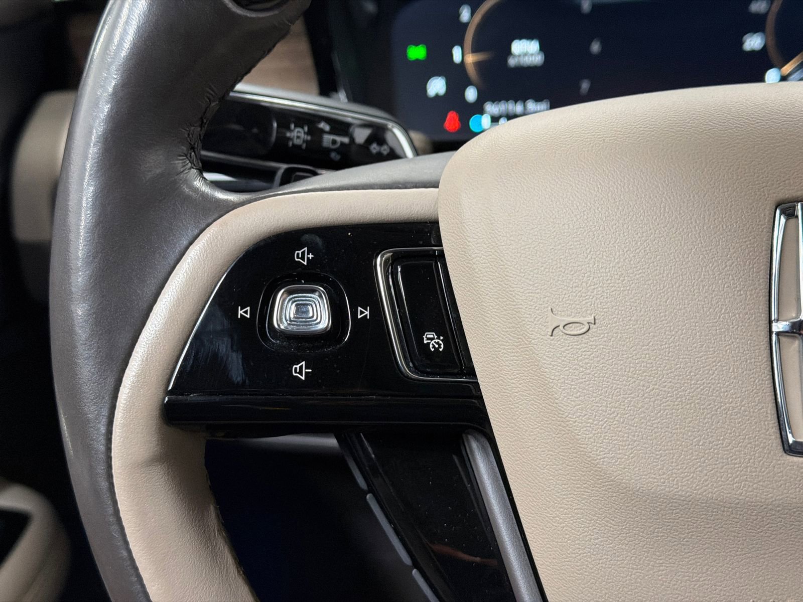 Used 2021 Lincoln Corsair Reserve w/ Equipment Group 201A image 20