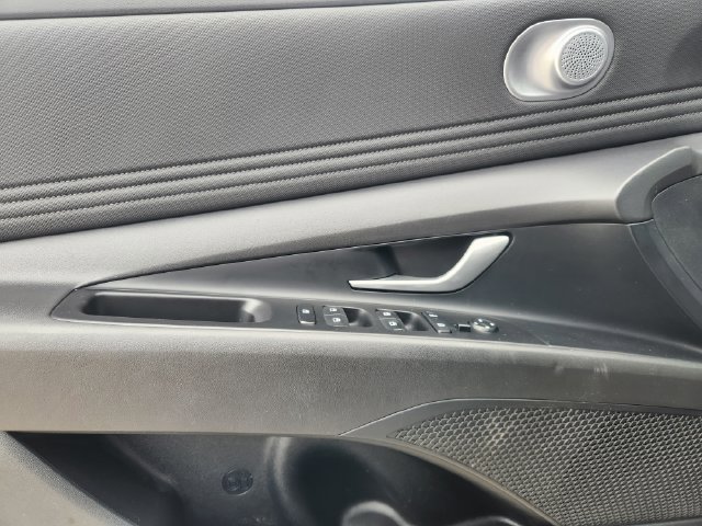 Used 2024 Hyundai Elantra Limited FWD image 19