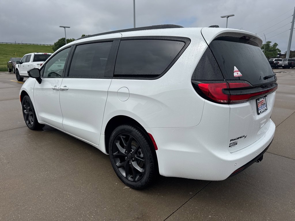 New 2027 Chrysler Pacifica Limited w/ Family Tech Group AWD/4WD image 25