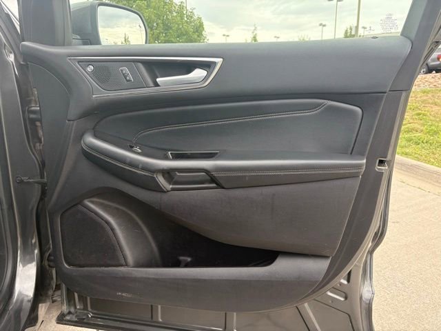 Used 2019 Ford Edge Titanium image 31