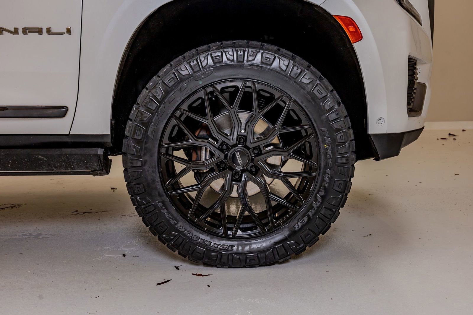 Used 2024 GMC Yukon Denali Ultimate AWD/4WD image 12
