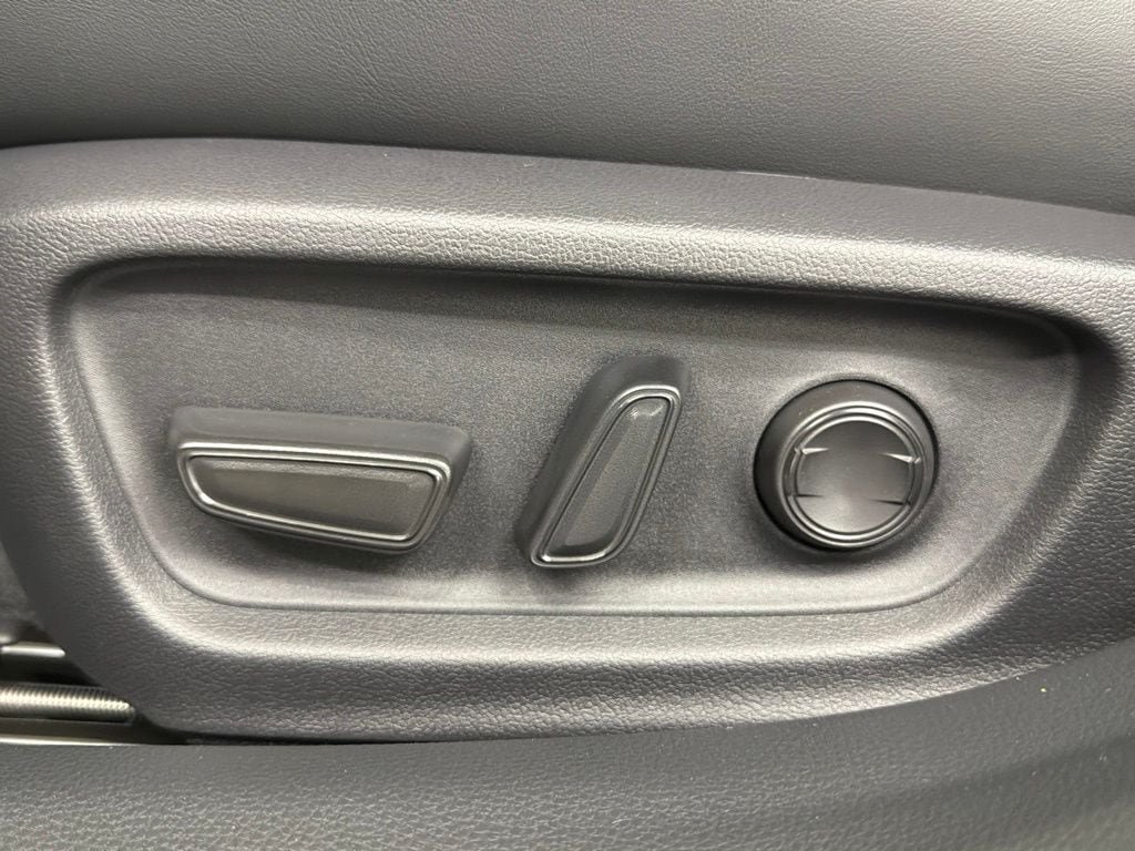New 2027 Toyota Prius FWD image 19