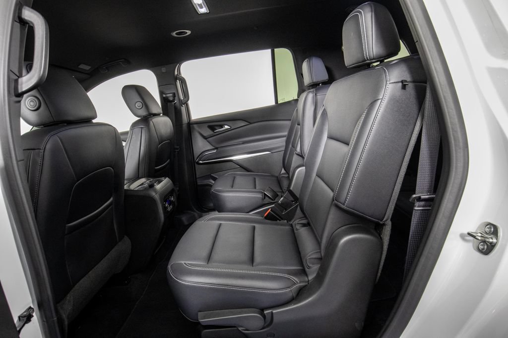 Used 2025 Chevrolet Traverse LT FWD image 12