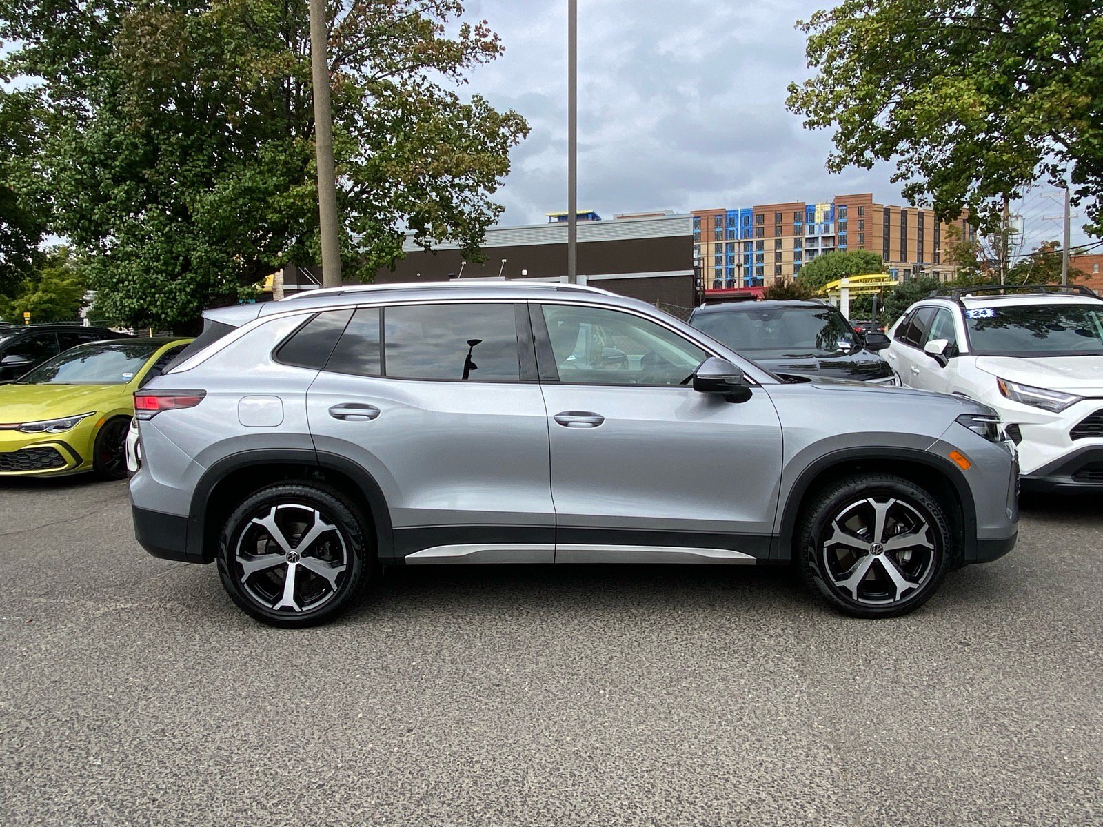 Certified 2025 Volkswagen Tiguan SE AWD/4WD image 2