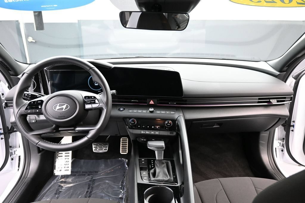 Certified 2025 Hyundai Elantra SEL FWD image 10