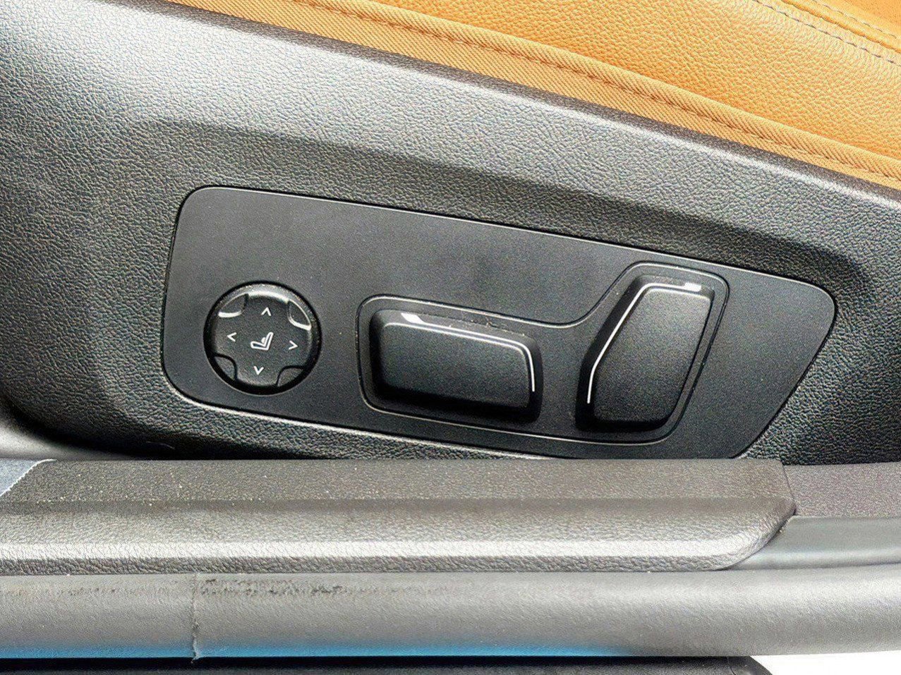 New 2025 BMW 330i Sedan w/ Convenience Package RWD image 25