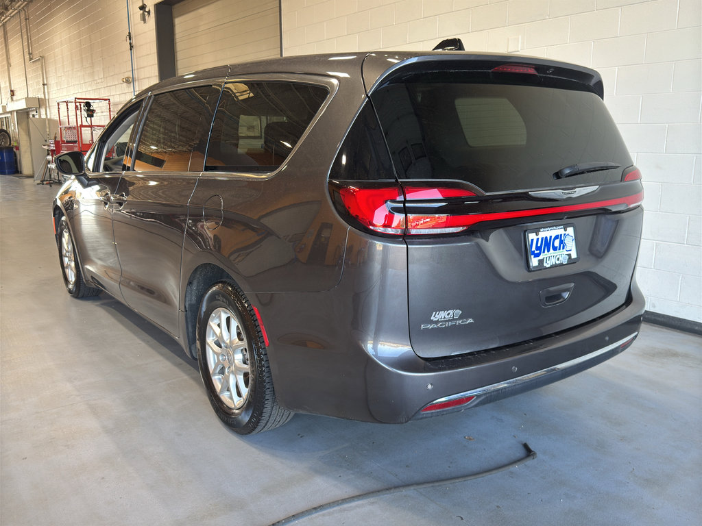 Used 2023 Chrysler Pacifica Touring-L FWD image 3