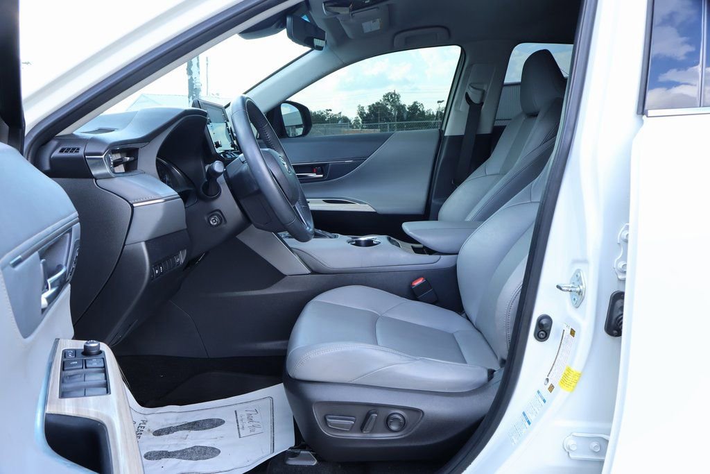 Used 2022 Toyota Venza XLE image 7