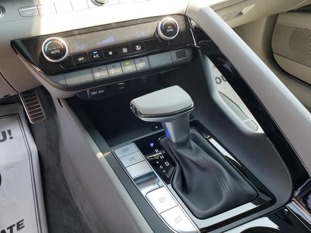 Used 2025 Hyundai Elantra SEL FWD image 8
