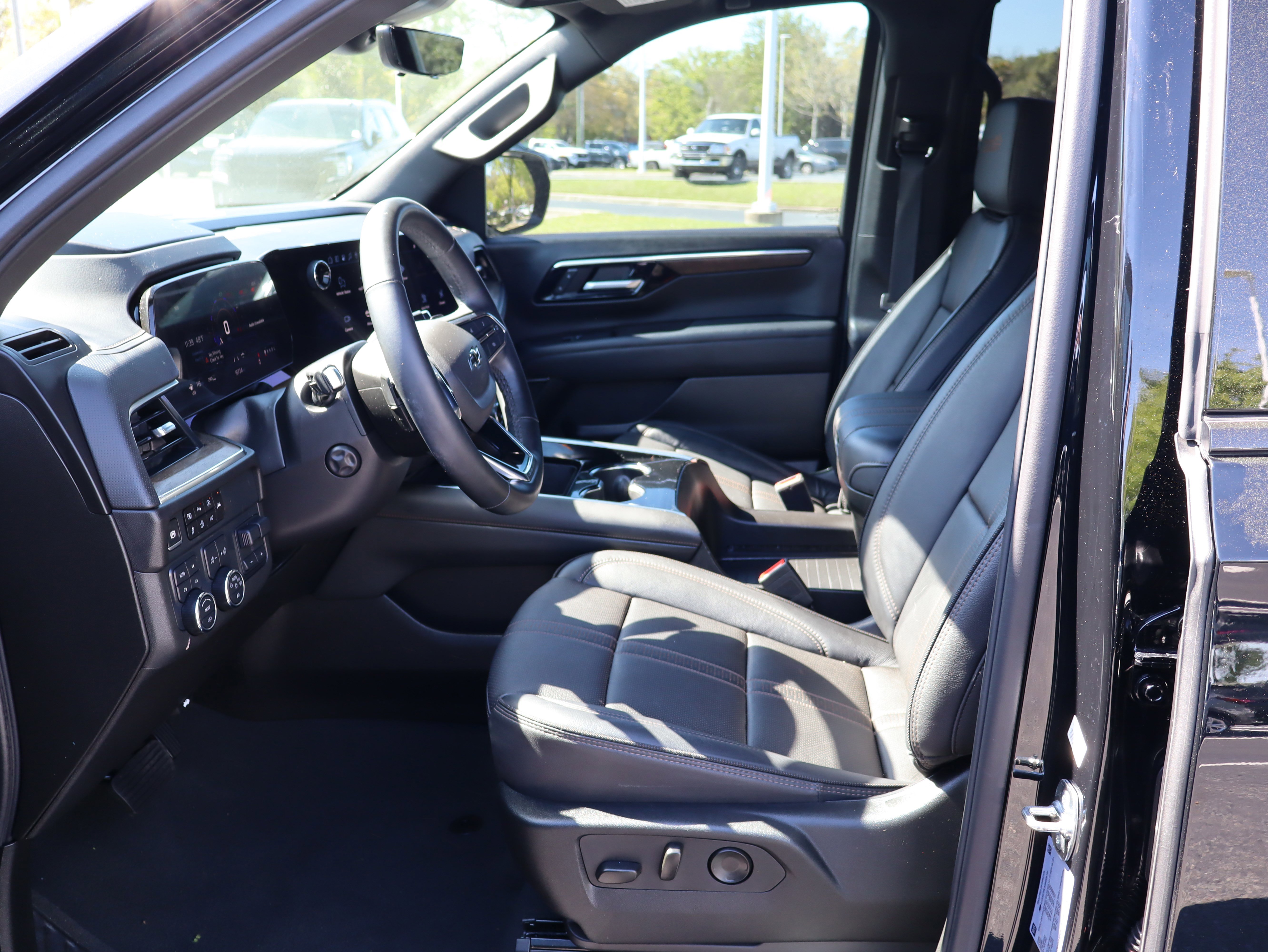 Used 2025 Chevrolet Tahoe High Country AWD/4WD image 21