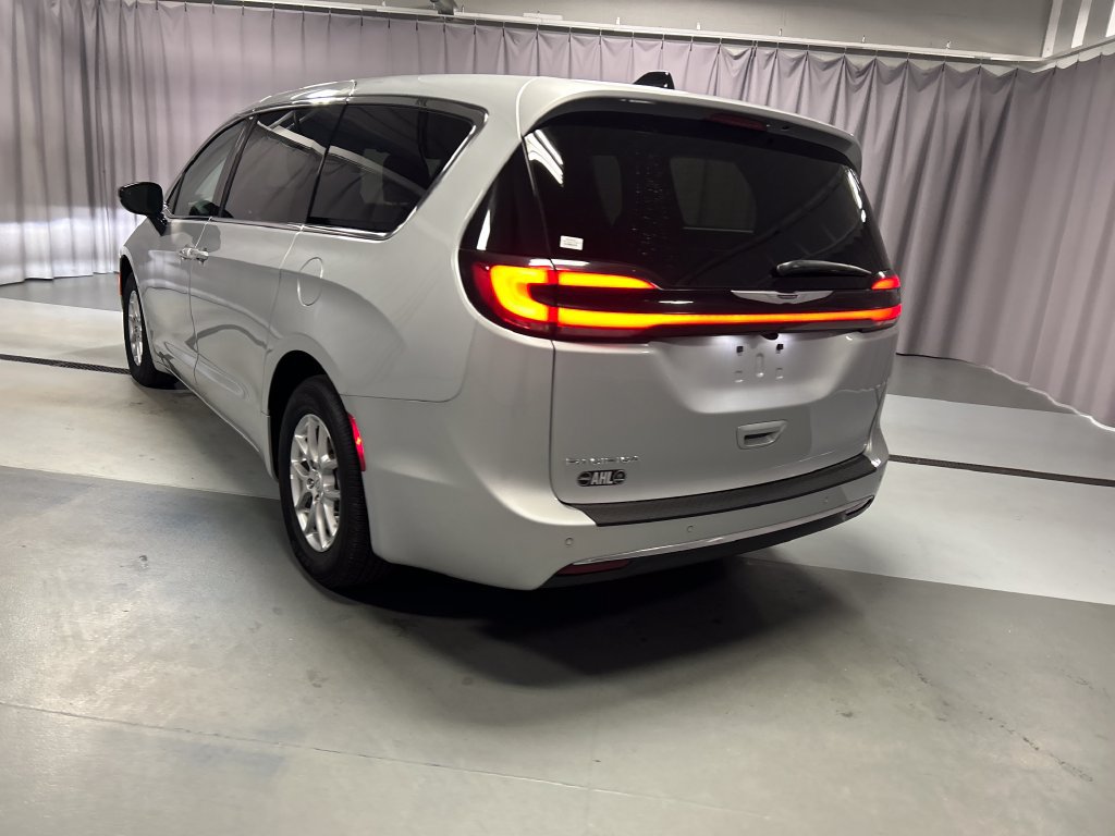 Used 2026 Chrysler Pacifica Select FWD image 5