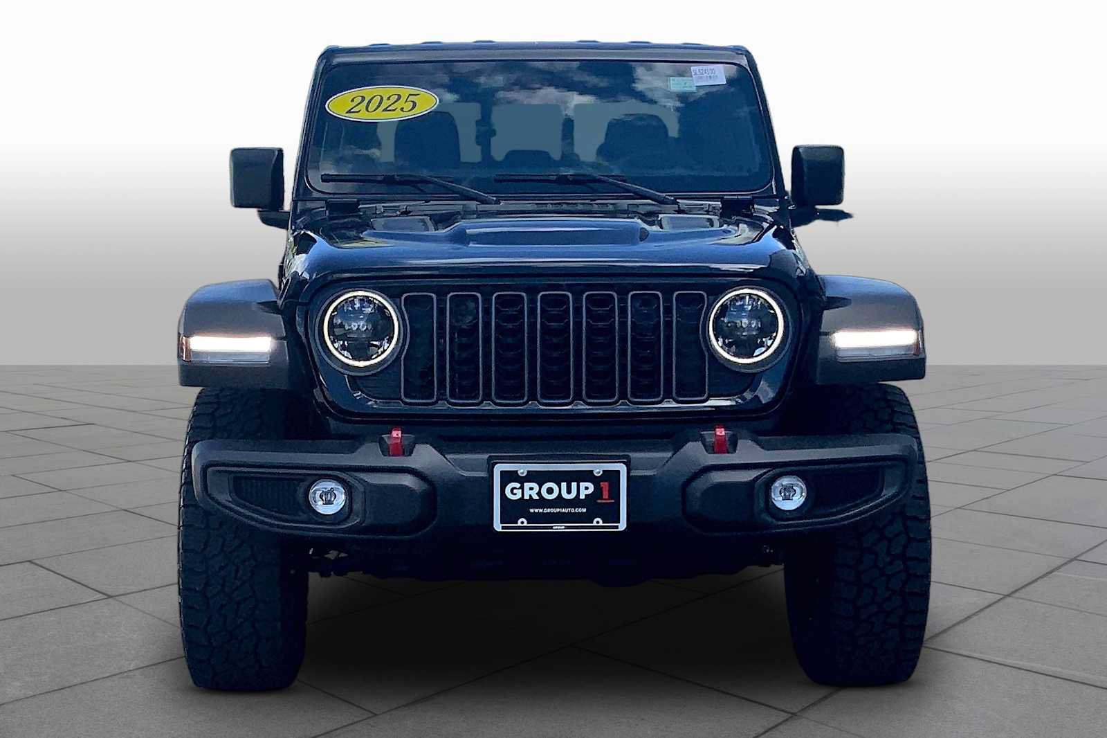 Used 2025 Jeep Gladiator Rubicon w/ Convenience Group AWD/4WD image 4