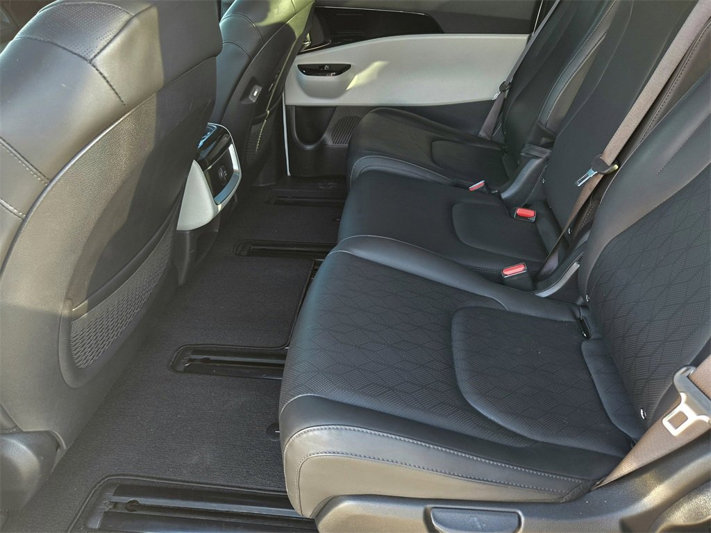 Used 2023 Kia Carnival EX image 26