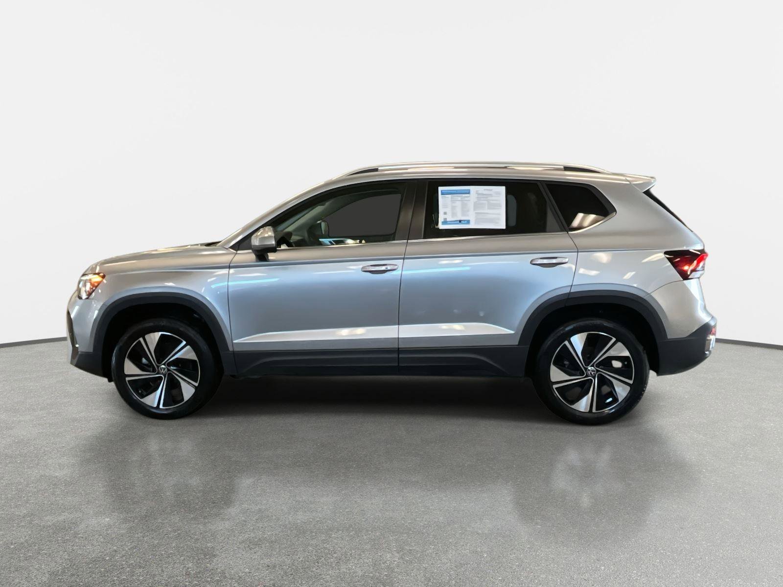 Used 2025 Volkswagen Taos SE image 8