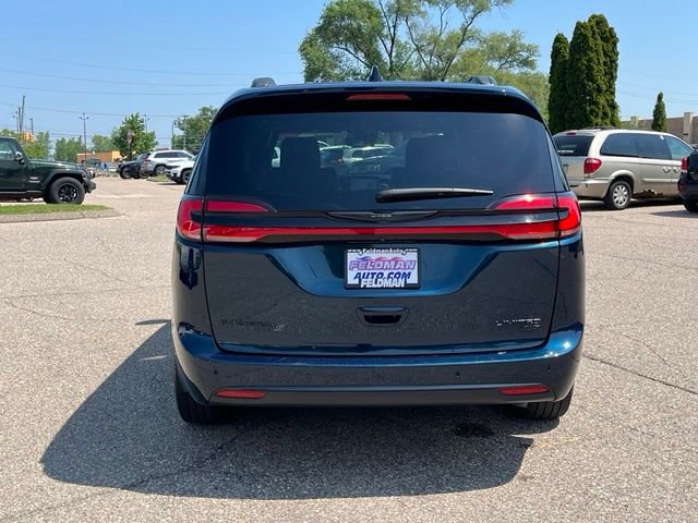 Used 2023 Chrysler Pacifica Limited w/ S Appearance Package AWD/4WD image 4