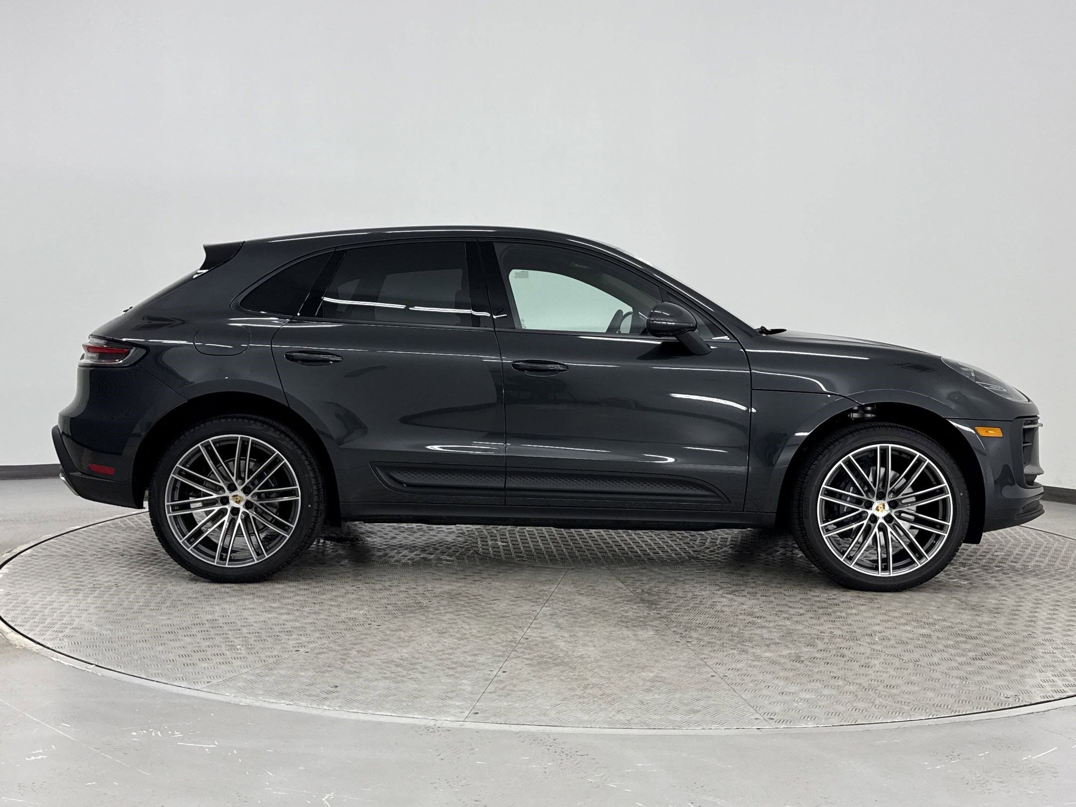 Used 2025 Porsche Macan image 8