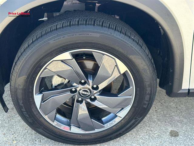 Used 2025 Nissan Rogue SV FWD image 4