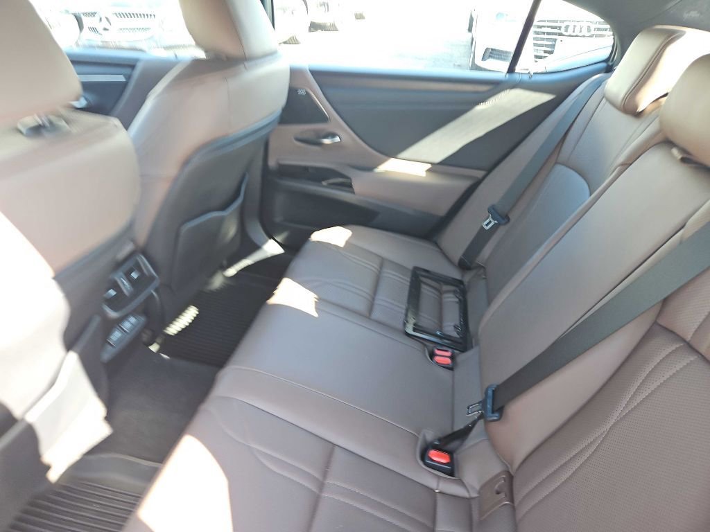 Used 2024 Lexus ES 300h w/ Luxury Package image 8