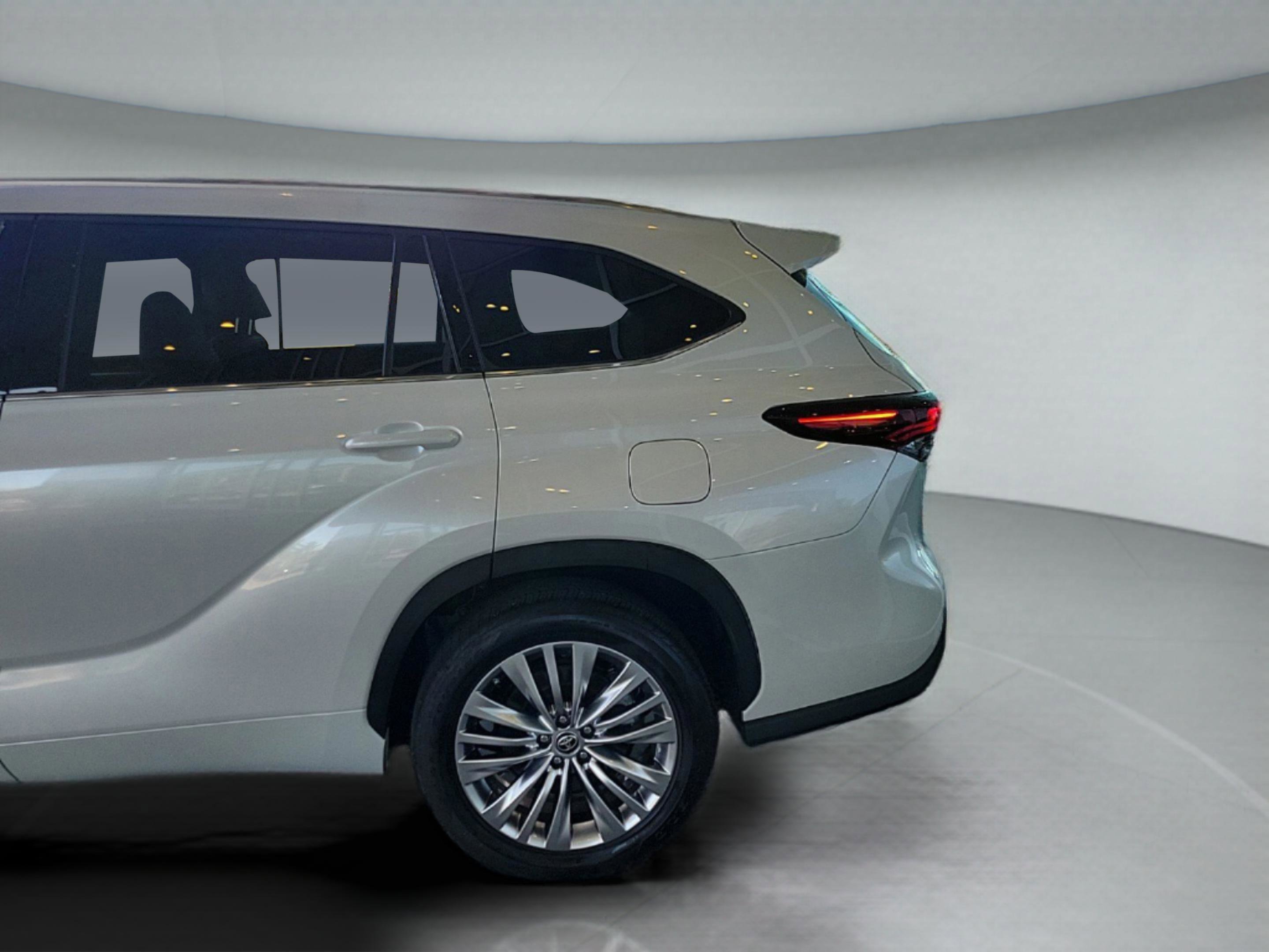 Used 2024 Toyota Highlander Platinum image 24