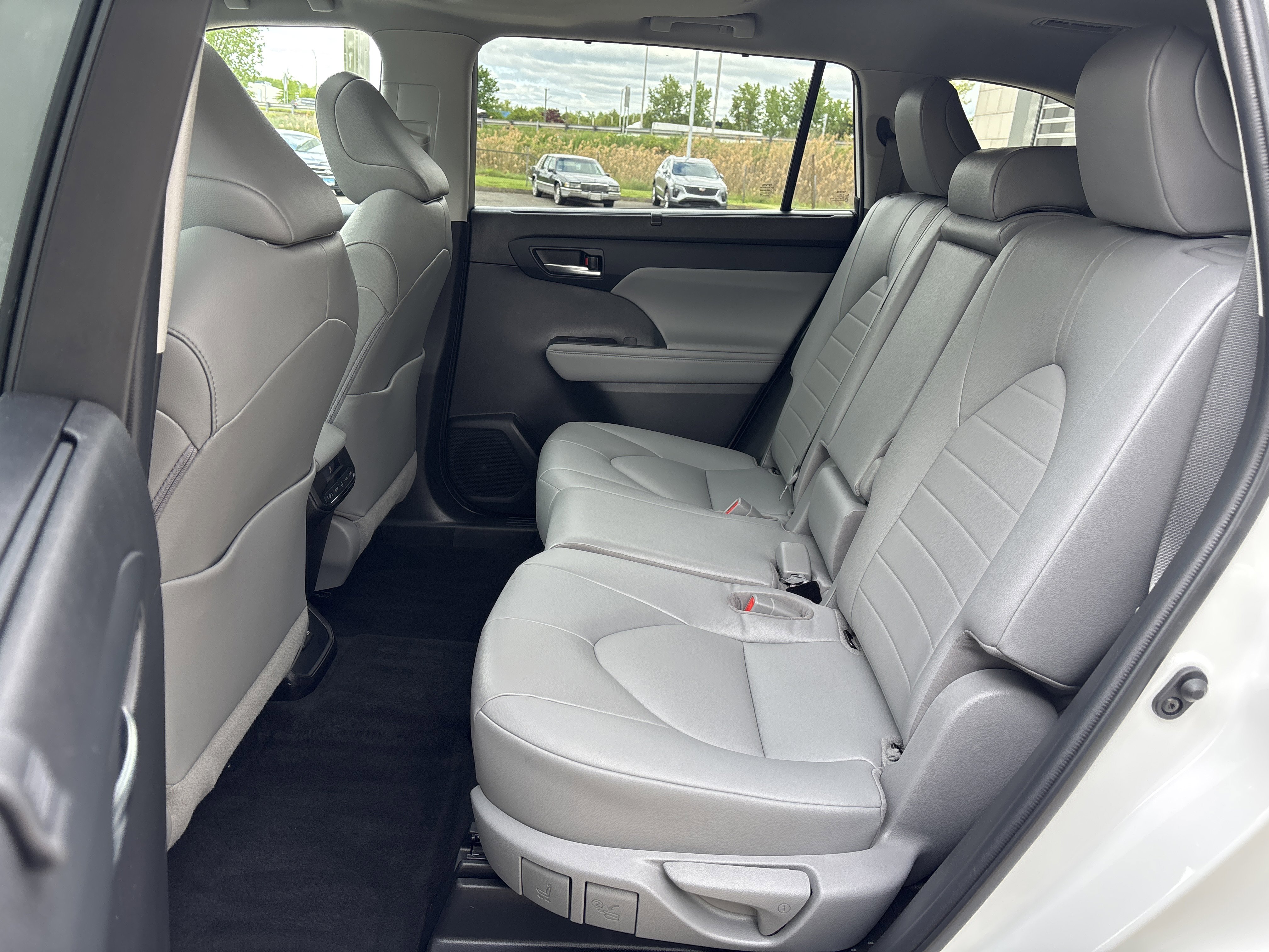 Used 2022 Toyota Highlander XLE AWD/4WD image 30