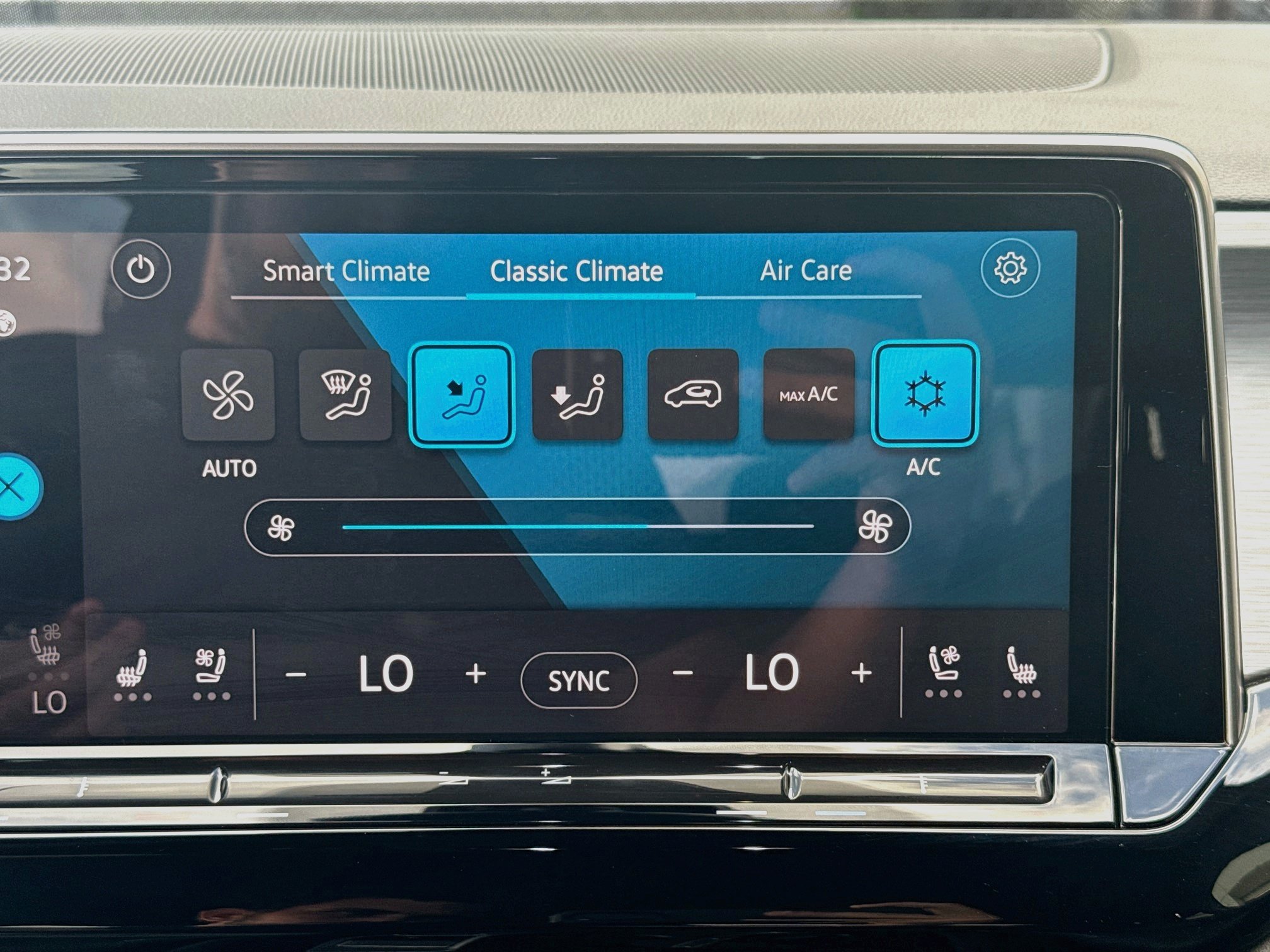 Certified 2024 Volkswagen Atlas Cross Sport SE FWD image 14