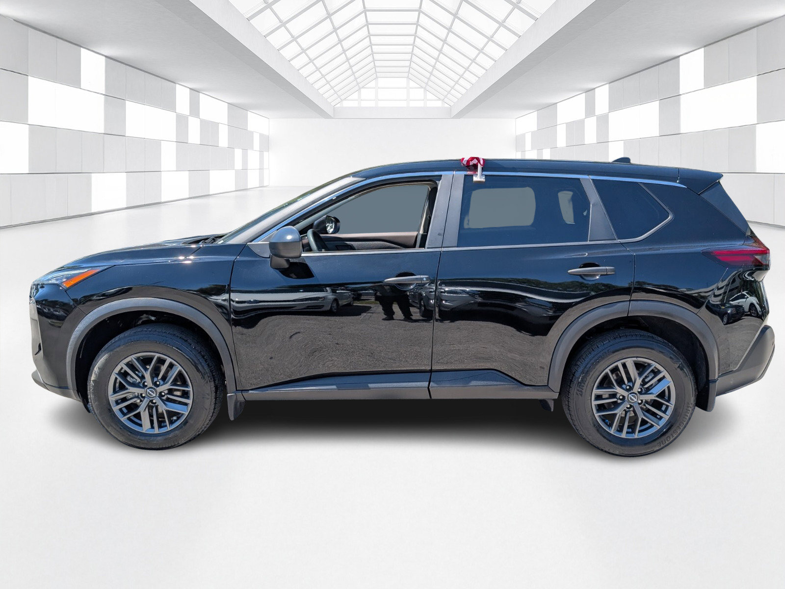 Used 2023 Nissan Rogue S FWD image 4