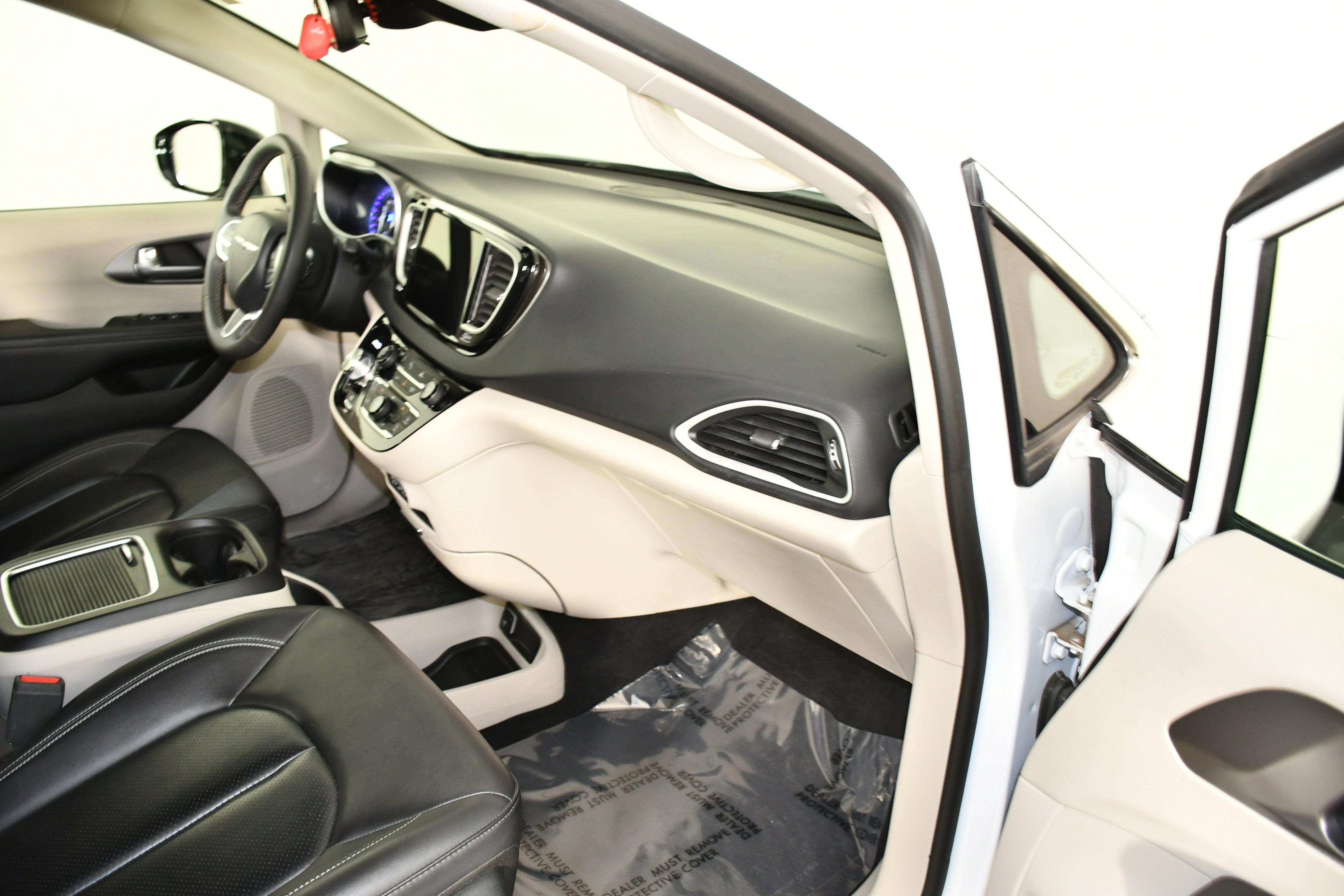 Used 2024 Chrysler Pacifica Touring-L image 41