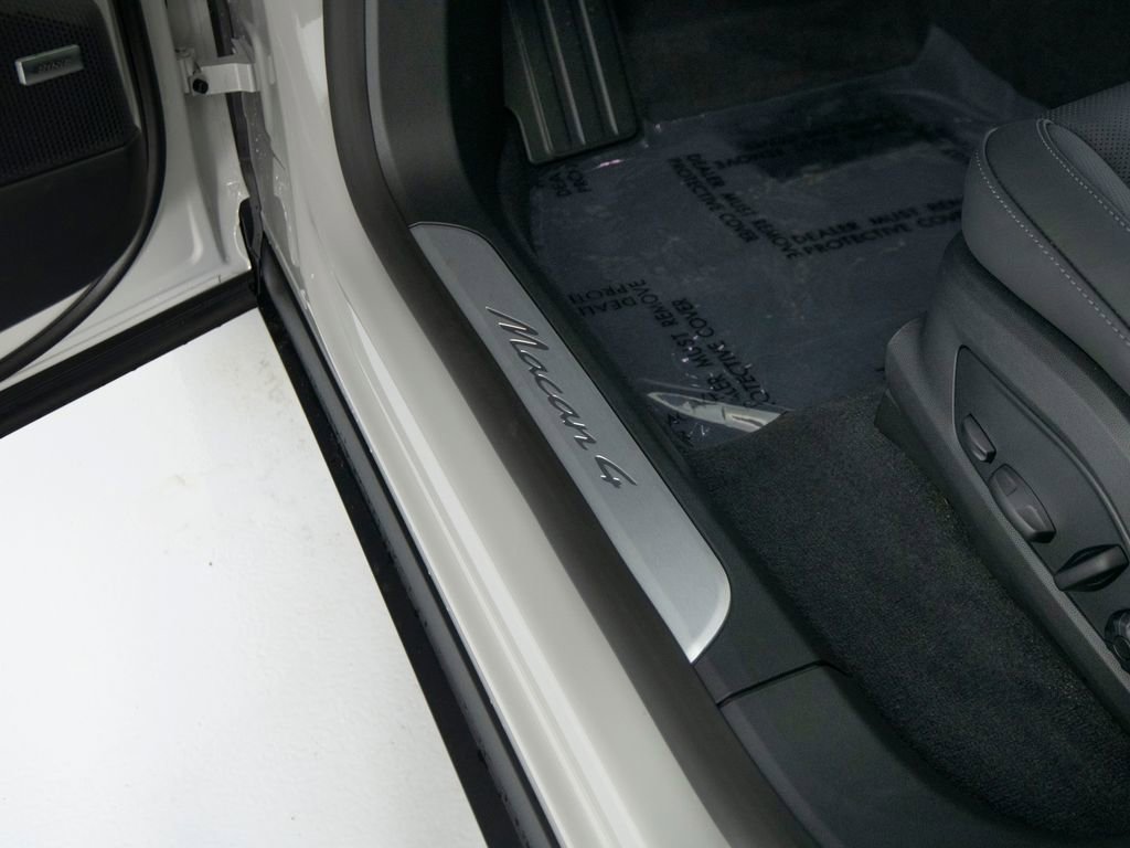 New 2026 Porsche Macan 4 Electric image 22