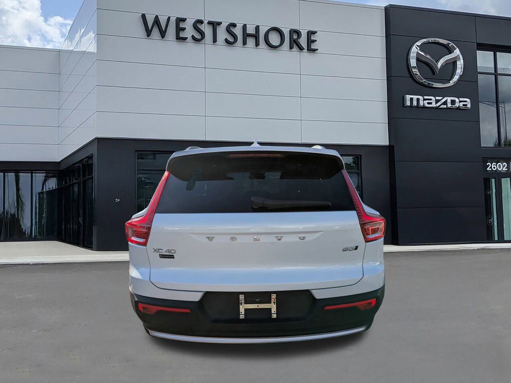 Used 2023 Volvo XC40 B5 Plus image 5