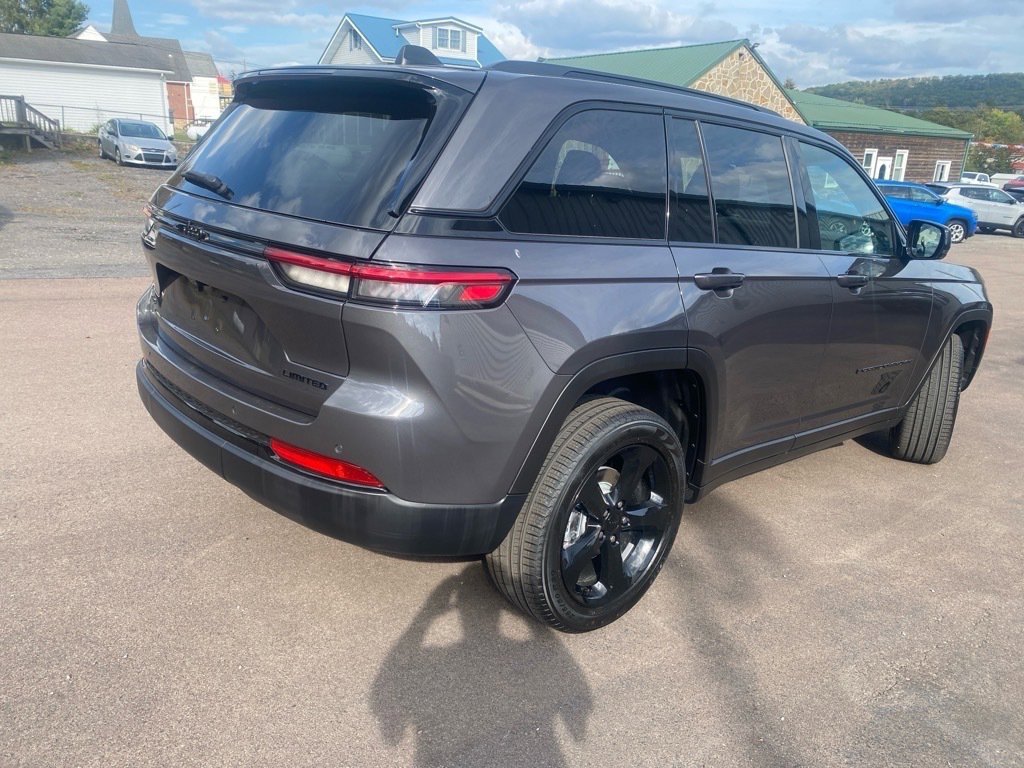 New 2025 Jeep Grand Cherokee Limited w/ Black Appearance Package image 5