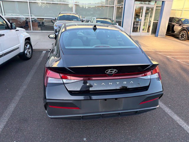 Certified 2025 Hyundai Elantra SE FWD image 13