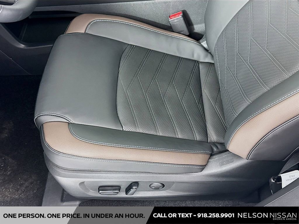 New 2025 Nissan Pathfinder Platinum w/ Black Appearance Package image 20