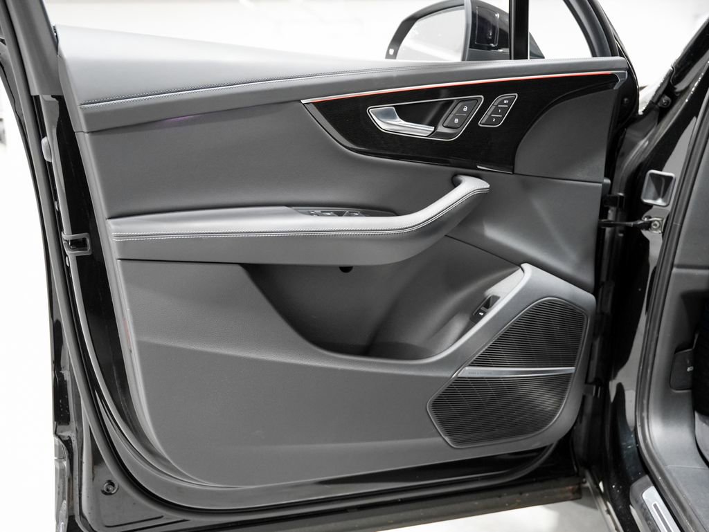 Used 2025 Audi Q7 3.0T Prestige image 34