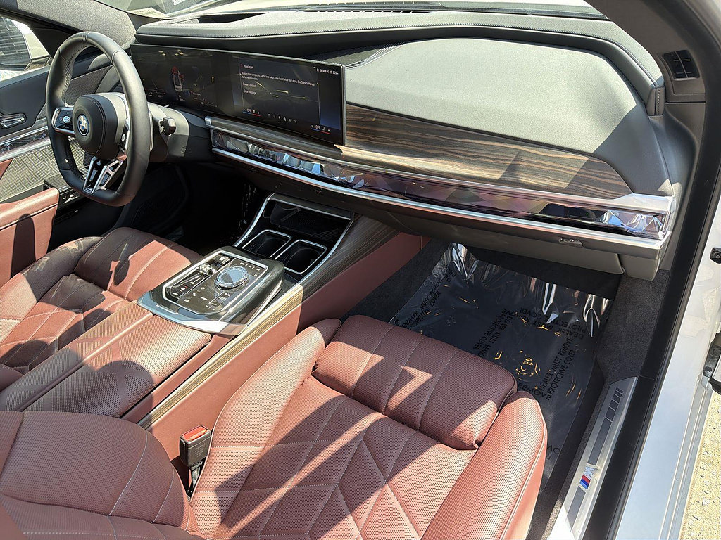 Used 2025 BMW 750e xDrive AWD/4WD image 29