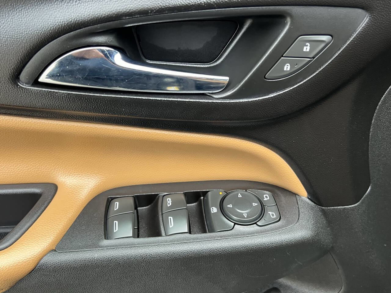 Used 2018 Chevrolet Equinox Premier image 17