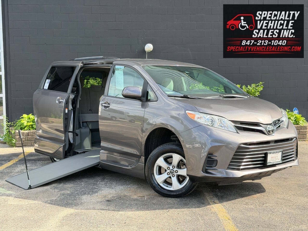 Used 2018 Toyota Sienna LE FWD image 2