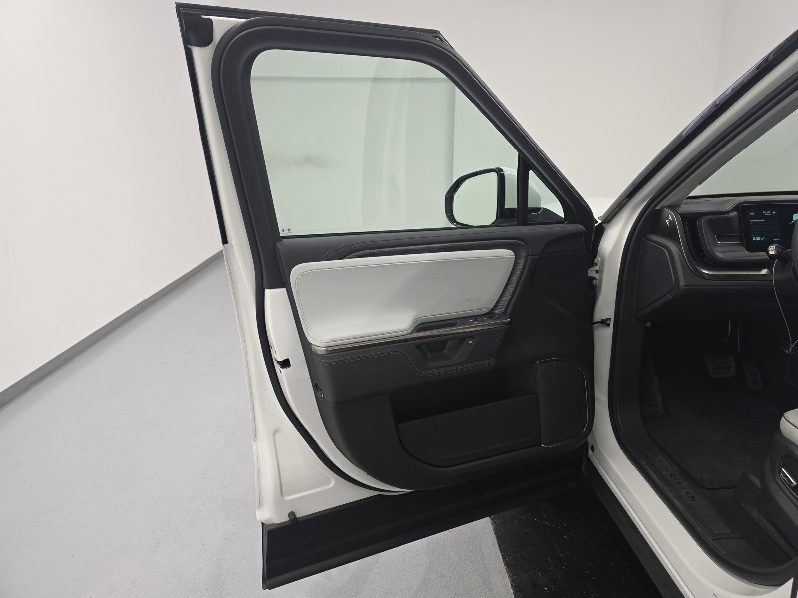 Used 2025 Rivian R1S Adventure AWD/4WD image 16