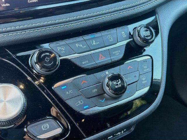 Used 2025 Chrysler Pacifica Select FWD image 16