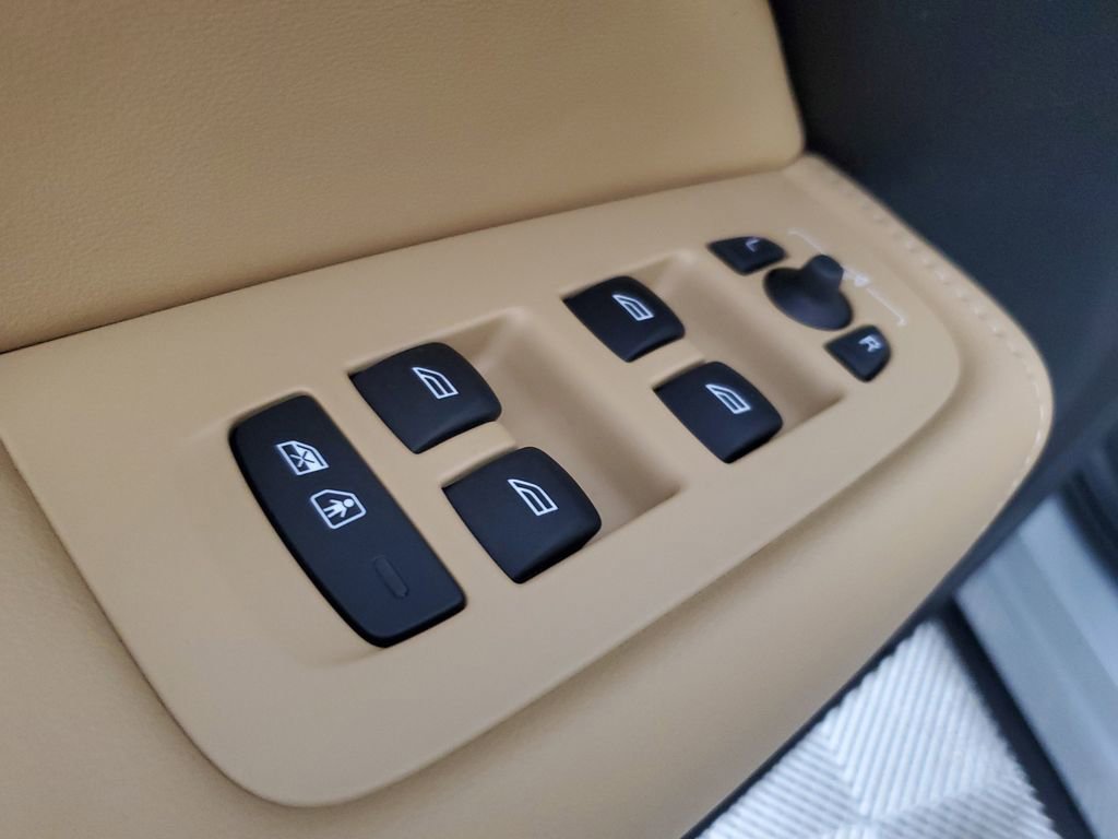 Used 2024 Volvo XC60 B5 Ultimate w/ Protection Package Premier image 22