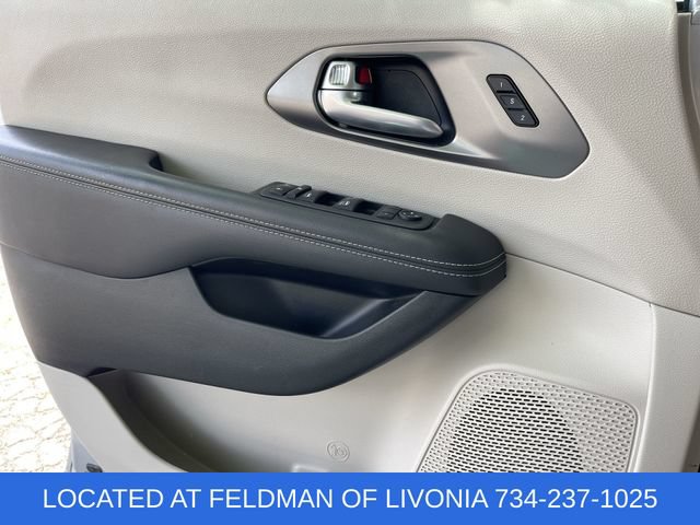 Used 2024 Chrysler Pacifica Touring-L FWD image 21
