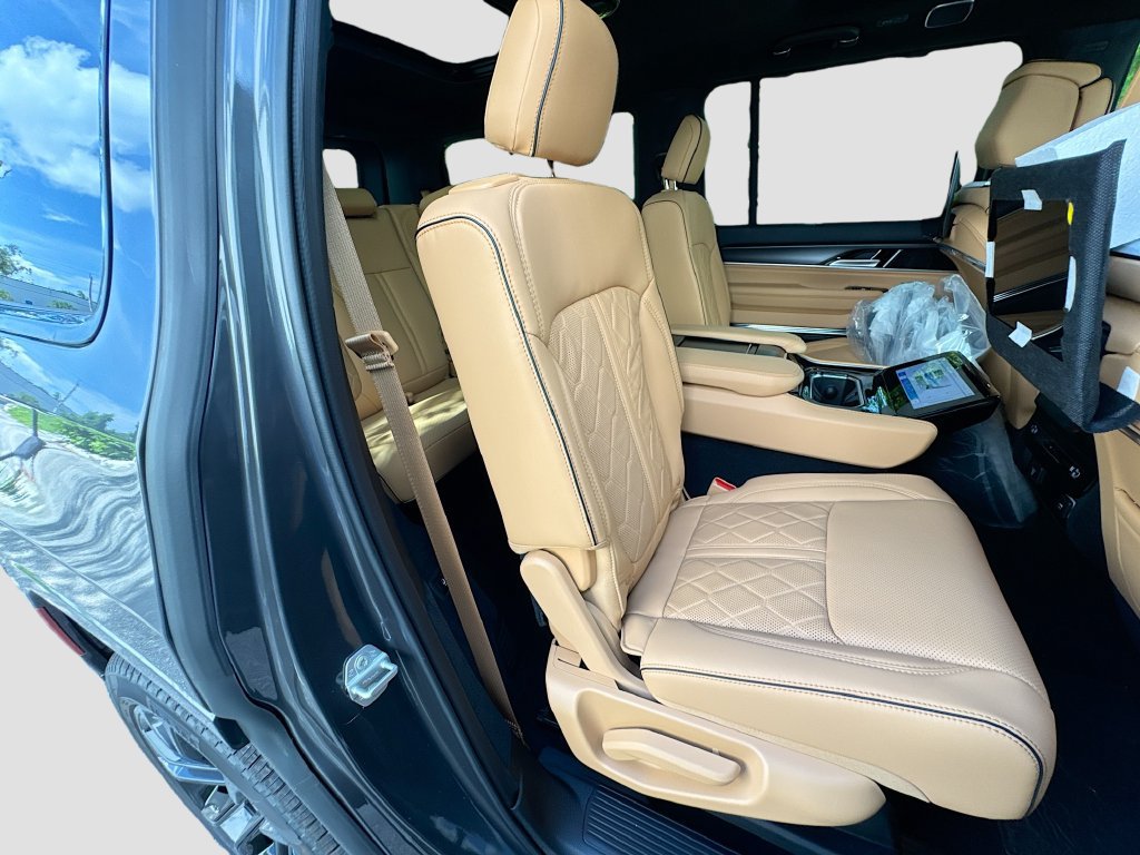 New 2026 Jeep Grand Wagoneer Summit AWD/4WD image 31