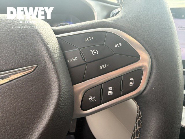 Used 2023 Chrysler Pacifica Touring-L FWD image 15