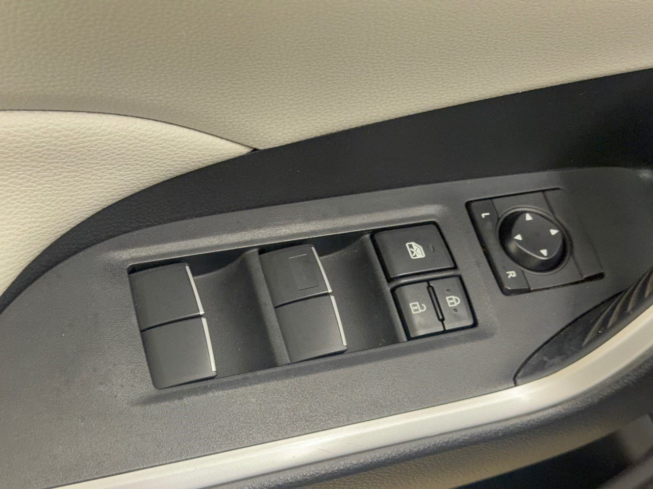 Used 2019 Toyota RAV4 XLE Premium FWD image 15
