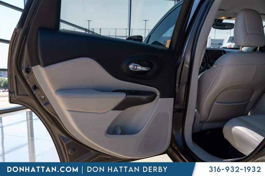 Used 2019 Jeep Cherokee Limited w/ Luxury Group FWD image 17
