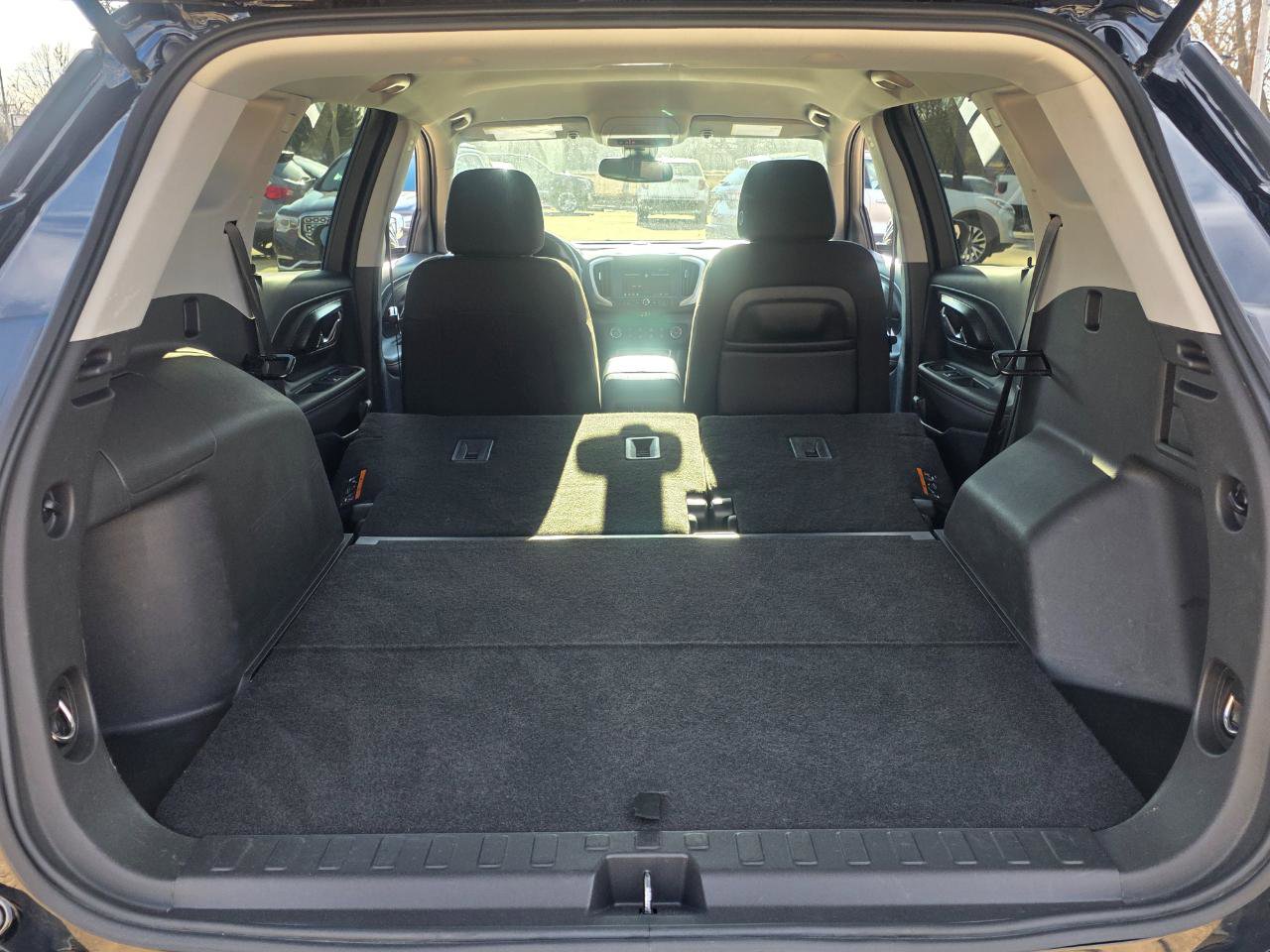 Used 2024 GMC Terrain SLE image 17