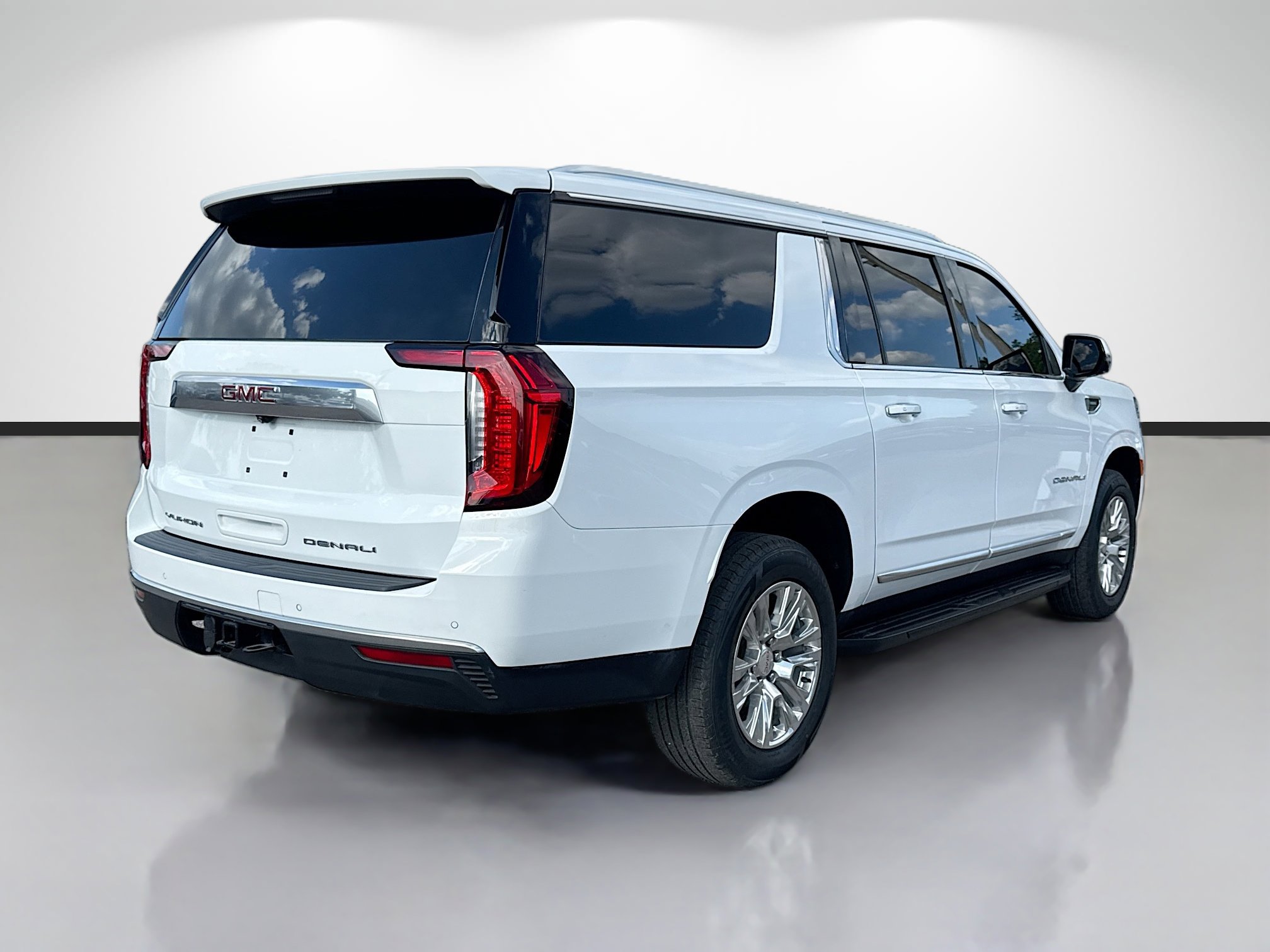 Used 2024 GMC Yukon XL Denali image 3
